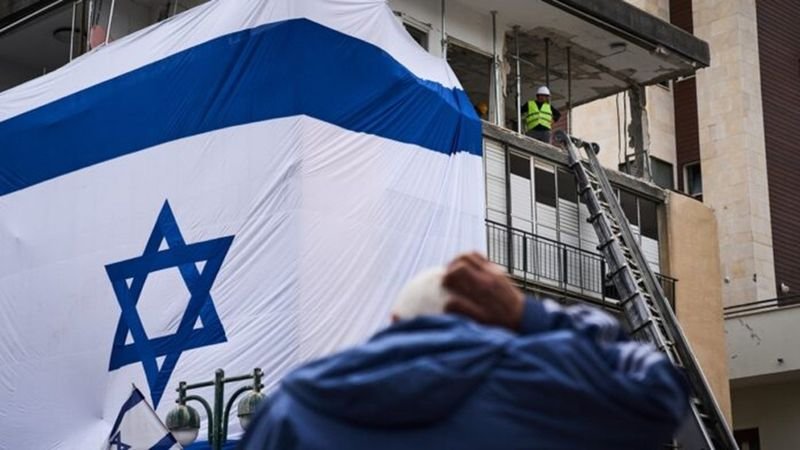 Die Königlich Thailändische Botschaft in Tel Aviv hat eine Warnung an thailändische Staatsangehörige in Israel herausgegeben und sie angesichts der zunehmenden Spannungen im Nahen Osten zu erhöhter Wachsamkeit aufgerufen. Die Botschaft riet in einem Facebook-Beitrag zur Vorsicht und wies auf die wachsende regionale Sicherheitslage hin. Die Botschaft betont, wie wichtig es ist, den Anweisungen des israelischen Militärs Folge zu leisten, um die persönliche Sicherheit zu gewährleisten.