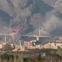 Die Vereinigten Staaten haben am Donnerstag Irans höchste Brücke angegriffen, und US-Präsident Donald Trump kündigte weitere Angriffe an.