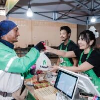 Line Man Wongnai bereitet sich auf eine Energiekrise im schlimmsten Fall vor, indem er Lieferzuschläge für die Verbraucher in Betracht zieht, falls die Treibstoffpreise um weitere 9-10 Baht steigen. Das Unternehmen schätzt, dass sich das Wachstum im Online-Lebensmittellieferdienst aufgrund steigender Kraftstoffpreise von der üblichen jährlichen Expansion von 20 % auf 15 % verlangsamen könnte.