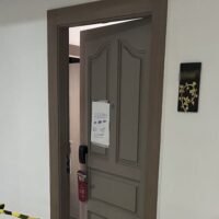 Zwei US-amerikanische Staatsangehörige wurden tot in einem Hotelzimmer im Jomtien-Viertel von Pattaya aufgefunden. Die Polizei untersucht die Umstände ihres Todes. Laut Polizeioberstleutnant Shinwat Thisala von der Polizeiwache Khong Dongtan wurden Beamte am 31. März gegen 11:00 Uhr zum Einsatzort gerufen. Auch Rettungskräfte waren vor Ort. Die Leichen wurden erst nach mehreren Tagen entdeckt, berichtet Khaosod.