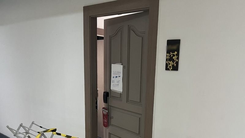 Zwei US-amerikanische Staatsangehörige wurden tot in einem Hotelzimmer im Jomtien-Viertel von Pattaya aufgefunden. Die Polizei untersucht die Umstände ihres Todes. Laut Polizeioberstleutnant Shinwat Thisala von der Polizeiwache Khong Dongtan wurden Beamte am 31. März gegen 11:00 Uhr zum Einsatzort gerufen. Auch Rettungskräfte waren vor Ort. Die Leichen wurden erst nach mehreren Tagen entdeckt, berichtet Khaosod.