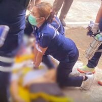 Ein 22-jähriger Russe ist am 20. April 2026 nach einem Sturz aus dem achten Stock eines Wohnhauses in Wichit, Phuket, ums Leben gekommen. Die Polizei wurde um 20:45 Uhr vom Vachira Phuket Hospital alarmiert, wohin der Mann nach dem Vorfall gebracht worden war, wo er später auf der Intensivstation seinen Verletzungen erlag. Die Ermittler führten im Krankenhaus eine Obduktion durch.
