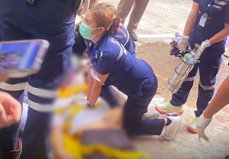 Ein 22-jähriger Russe ist am 20. April 2026 nach einem Sturz aus dem achten Stock eines Wohnhauses in Wichit, Phuket, ums Leben gekommen. Die Polizei wurde um 20:45 Uhr vom Vachira Phuket Hospital alarmiert, wohin der Mann nach dem Vorfall gebracht worden war, wo er später auf der Intensivstation seinen Verletzungen erlag. Die Ermittler führten im Krankenhaus eine Obduktion durch.