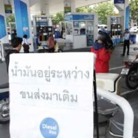 Energieminister Akanat Promphan warnt, dass die Regierung hart gegen Ölhortung vorgehen wird, und fügt hinzu, dass er sich noch nie den Interessen der Wirtschaft gebeugt habe und dass jeder, der beim Horten von Treibstoff erwischt wird, mit schwerwiegenden rechtlichen Konsequenzen rechnen müsse, selbst wenn er wohlhabend sei.