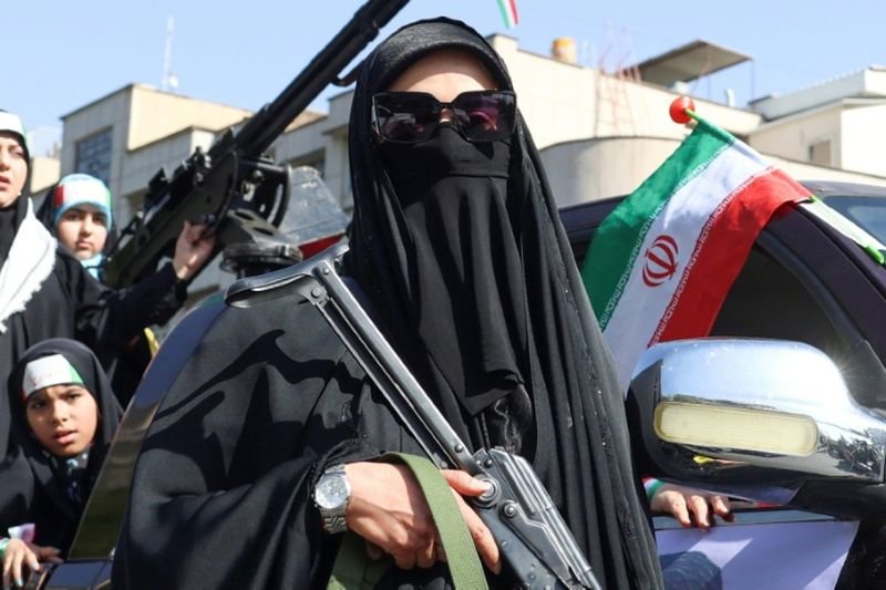 Das iranische Militär hat am Samstag die Straße von Hormus erneut für geschlossen erklärt, teilte das Militärkommando mit, nur wenige Stunden nachdem sie wieder geöffnet worden war und mehr als ein Dutzend Handelsschiffe die wichtige Wasserstraße passiert hatten.
