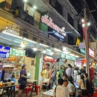 Da der Krieg im Nahen Osten die Kosten in die Höhe treibt und da die Kaufkraft der Verbraucher sinke, sagte Thaniwan Kulmongkol, Präsident des Verbandes, dass Lebensmittel oft das Erste seien, woran die Menschen in ihrem Budget sparen.