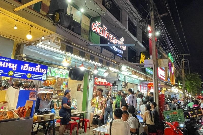 Da der Krieg im Nahen Osten die Kosten in die Höhe treibt und da die Kaufkraft der Verbraucher sinke, sagte Thaniwan Kulmongkol, Präsident des Verbandes, dass Lebensmittel oft das Erste seien, woran die Menschen in ihrem Budget sparen.