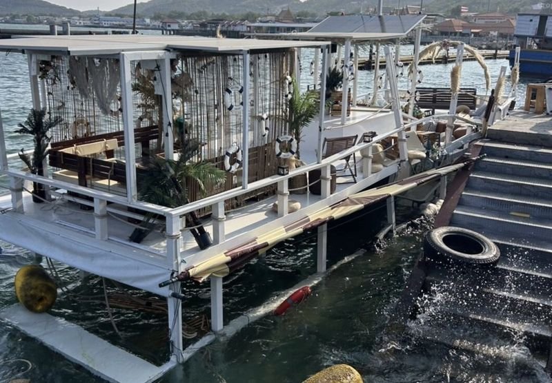 Am 15. April flüchteten Passagiere panisch, nachdem ein Fährrestaurant auf dem Weg nach Koh Larn gegen eine Pierkonstruktion prallte und teilweise sank. Das von der Reederei Ocean Lana betriebene Schiff mit einer Bruttoraumzahl von 26,04 Tonnen wurde im Anlegebereich des Piers Tha Na Ban im Osten der Insel versunken aufgefunden. Alle Passagiere blieben unverletzt. Es wurden keine Verletzungen gemeldet; lediglich von Schockzuständen an Bord wurde berichtet.
