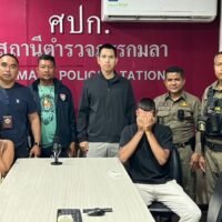 Zwei französische Touristen wurden festgenommen und mit einer Geldstrafe belegt, nachdem sie am Layi Beach in Kamala, Phuket, beim Geschlechtsverkehr in der Öffentlichkeit erwischt worden waren. Der Vorfall, der in den sozialen Medien weite Verbreitung fand, führte zu einem schnellen Eingreifen der Polizei und rechtlichen Konsequenzen für beide Beteiligten.