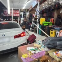 Am 22. April 2026 fuhr ein Fahrer eines weißen BMW 5er (520D) in der Nähe des Marktes „Made in Thailand“ an der Pattaya Second Road rückwärts in eine Gruppe von Fußgängern und Touristen vor einem Massagesalon und verletzte dabei fünf ausländische Staatsangehörige.