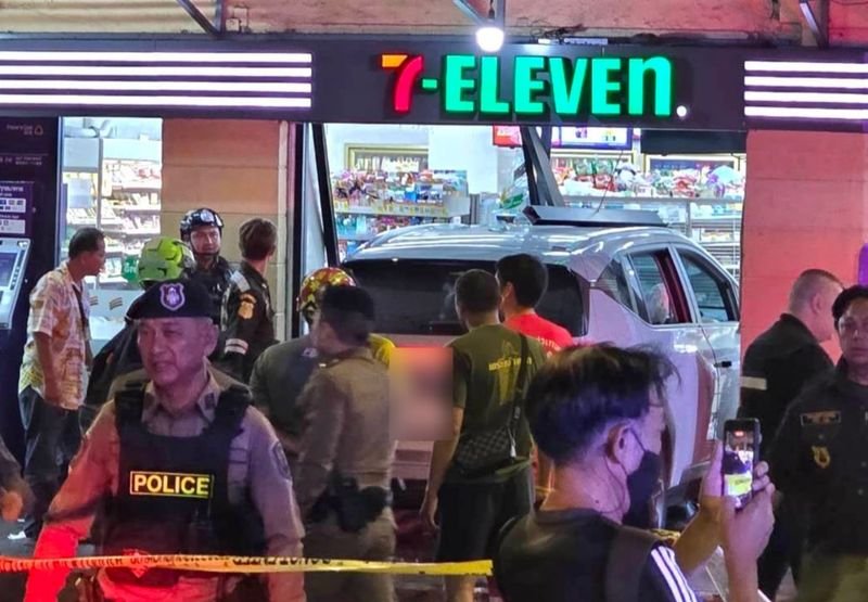 Eine 57-jährige Frau verlor in Bangkok die Kontrolle über ihr Elektroauto und krachte in ein Nudelrestaurant, ein Tuk-Tuk und einen Supermarkt. Acht Personen, darunter ausländische Touristen, wurden verletzt. Der Unfall ereignete sich spät abends in der Nähe des Kreisverkehrs 13 Hang an der Sip Sam Hang Road in Talat Yot, Bezirk Phra Nakhon. Alle Verletzten wurden ins Krankenhaus gebracht und befinden sich in stabilem Zustand.