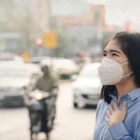 Anhaltende Waldbrände, Smog und Feinstaub haben Chiang Mai laut iQAir fünf Tage lang zur am stärksten verschmutzten Stadt der Welt gemacht. Der Luftqualitätsindex (AQI) der Stadt erreichte einen Wert von 206 und gilt damit als „sehr ungesund“. Obwohl sich die Werte im Vergleich zu früheren Messungen leicht verbessert haben, liegen die PM2,5-Werte weiterhin deutlich über dem Grenzwert von 37,5 Mikrogramm pro Kubikmeter.
