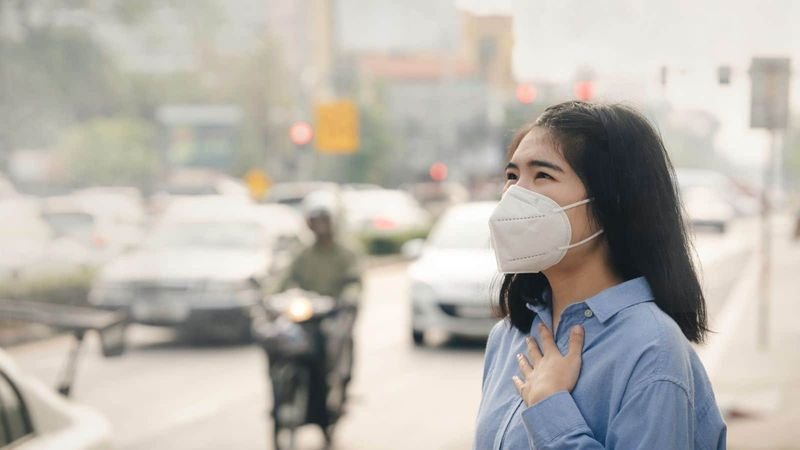 Anhaltende Waldbrände, Smog und Feinstaub haben Chiang Mai laut iQAir fünf Tage lang zur am stärksten verschmutzten Stadt der Welt gemacht. Der Luftqualitätsindex (AQI) der Stadt erreichte einen Wert von 206 und gilt damit als „sehr ungesund“. Obwohl sich die Werte im Vergleich zu früheren Messungen leicht verbessert haben, liegen die PM2,5-Werte weiterhin deutlich über dem Grenzwert von 37,5 Mikrogramm pro Kubikmeter.