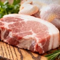 Die Rekordhitze in Thailand beeinträchtigt das Wachstum der Nutztiere und verringert die Anzahl und Größe der Eier, was zu einer Verknappung der Nahrungsmittelversorgung führt. Die Landwirte sehen sich mit stark steigenden Betriebskosten konfrontiert, da der Wasser- und Stromverbrauch für die rund um die Uhr laufenden Kühl- und Belüftungssysteme zunimmt.