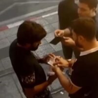 Zwei indische Touristen wurden am späten Abend des 8. April 2026 in Pattaya von drei Verdächtigen um 900 US-Dollar betrogen. Die Täter hatten einen Geldwechselbetrug begangen. Die Opfer, Herr Vasudev (35) und Herr Mehulkumar (34), erstatteten Anzeige bei der Polizei, nachdem die Verdächtigen geflohen waren. Der Diebstahl ereignete sich gegen 23:30 Uhr vor einer Wechselstube in Chon Buri, Süd-Pattaya.