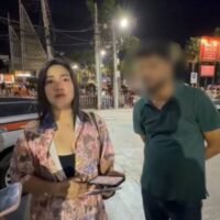 Ein indischer Tourist hat, unterstützt von einer Thailänderin, Anzeige bei der Polizei erstattet, nachdem ihr angeblich von einer Gruppe Transfrauen am Strand von Pattaya eine Goldkette im Wert von über 100.000 Baht geraubt worden war.