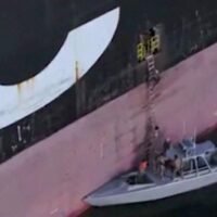 Der Iran demonstrierte am Donnerstag seine verschärfte Kontrolle über die Straße von Hormus mit einem Video, das Kommandos in einem Schnellboot beim Sturm auf ein riesiges Frachtschiff zeigt, nachdem die Friedensgespräche gescheitert waren, von denen Washington gehofft hatte, dass sie einen der wichtigsten Schifffahrtskorridore der Welt öffnen würden.