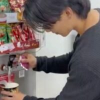 Ein japanischer Influencer, in Thailand als Ryota bekannt, hat nach einer Kontroverse in den sozialen Medien um Instantnudeln in Supermärkten die thailändischen Gepflogenheiten verteidigt und sowohl die thailändischen Umgangsformen als auch die Filialen von 7-Eleven in Thailand gelobt. Seine Kommentare erfolgten auf Kritik einiger japanischer Nutzer, die das Hinzufügen von heißem Wasser vor dem Bezahlen als unangemessen empfanden. Die Reaktion des Influencers trug dazu bei, die Online-Debatte auszubalancieren und kulturelle Unterschiede hervorzuheben.