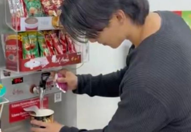 Ein japanischer Influencer, in Thailand als Ryota bekannt, hat nach einer Kontroverse in den sozialen Medien um Instantnudeln in Supermärkten die thailändischen Gepflogenheiten verteidigt und sowohl die thailändischen Umgangsformen als auch die Filialen von 7-Eleven in Thailand gelobt. Seine Kommentare erfolgten auf Kritik einiger japanischer Nutzer, die das Hinzufügen von heißem Wasser vor dem Bezahlen als unangemessen empfanden. Die Reaktion des Influencers trug dazu bei, die Online-Debatte auszubalancieren und kulturelle Unterschiede hervorzuheben.