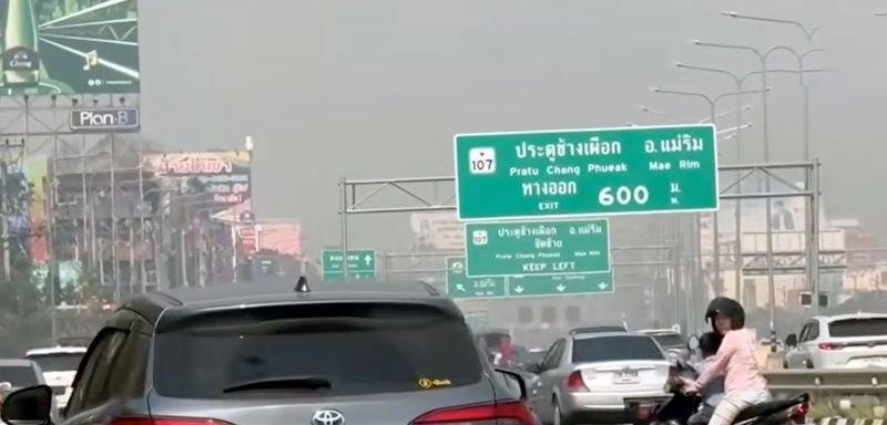 Tirayut Wongsantisuk zog in den 2010er-Jahren mit seiner Frau nach Chiang Mai, angelockt vom kühleren Klima und den grünen Bergen der Region. Mehr als ein Jahrzehnt später lässt die zunehmende saisonale Umweltverschmutzung die Familie zweifeln, ob sie dort bleiben sollen.