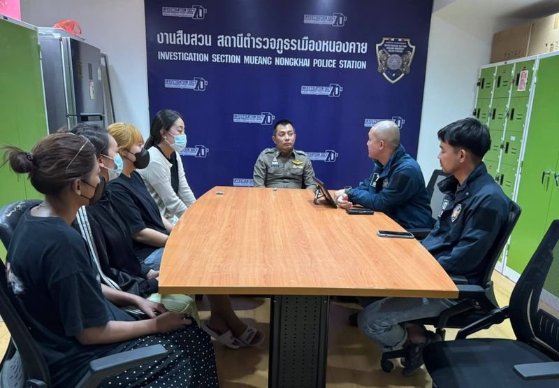 Ein 26-jähriger Mann ist am 15. April 2026 in Nong Khai nach einem Angriff von etwa zehn Personen bei einer Straßenschlägerei ums Leben gekommen. Das Opfer, bekannt als Sef und aus Udon Thani stammend, feierte Songkran in der Provinz, als der Angriff gegen 21:00 Uhr auf der Prajak-Sillapakom-Straße im Bezirk Mueang stattfand. Trotz medizinischer Bemühungen erlag er später einer Hirnblutung und einer Blutvergiftung.