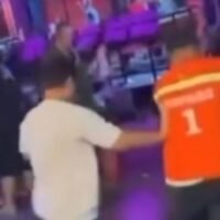 Eine Gruppe Motorradtaxifahrer in Pattaya wurde am 13. April während der Songkran-Feierlichkeiten dabei gefilmt, wie sie ausländische Touristen angriffen. Dies löste in den sozialen Medien breite Kritik aus. Der Angriff ereignete sich in der Soi 6, unweit des Strandes von Pattaya in Chon Buri. Zeugen berichteten, dass die Spannungen schnell eskalierten und in Gewalt umschlugen. Trotz der Schwere des Vorfalls wurde bisher keine Anzeige erstattet.