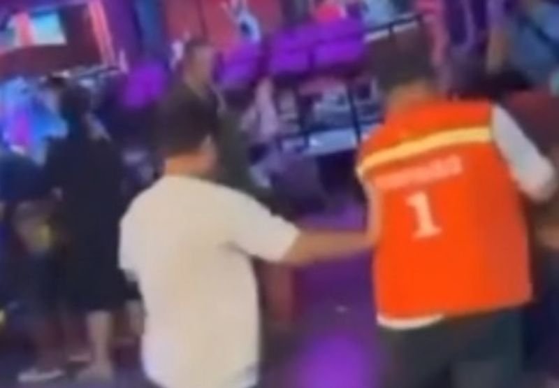 Eine Gruppe Motorradtaxifahrer in Pattaya wurde am 13. April während der Songkran-Feierlichkeiten dabei gefilmt, wie sie ausländische Touristen angriffen. Dies löste in den sozialen Medien breite Kritik aus. Der Angriff ereignete sich in der Soi 6, unweit des Strandes von Pattaya in Chon Buri. Zeugen berichteten, dass die Spannungen schnell eskalierten und in Gewalt umschlugen. Trotz der Schwere des Vorfalls wurde bisher keine Anzeige erstattet.