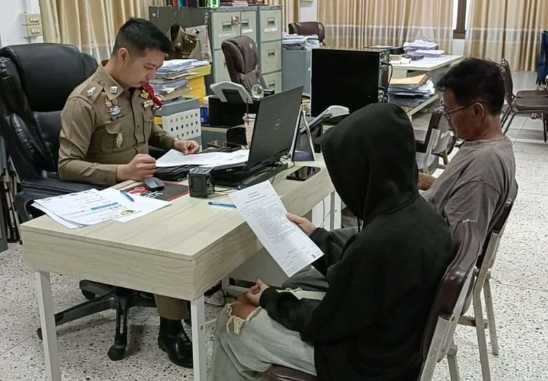 Ein 16-jähriges Mädchen aus der Provinz Suphan Buri hat Anzeige erstattet, nachdem ein Online-Kreditgeber Nacktfotos von ihr in den sozialen Medien veröffentlicht hatte. Die Jugendliche, die nur als Miss Jai identifiziert wurde, hatte Anfang März 2026 über ein Facebook-Konto namens „Nut Uthong“ insgesamt 1.500 Baht in zwei Teilkrediten aufgenommen. Der Kreditgeber verlangte von ihr Nacktfotos und -videos als Sicherheit, bevor er das Geld freigab.