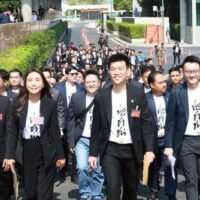 BANGKOK. Zehn Abgeordnete der People's Party (PP) kündigten am Freitag an, eine Petition vor dem Obersten Gerichtshof in vollem Umfang zu bekämpfen. Gegenstand der Klage sind Vorwürfe im Zusammenhang mit einer geplanten Änderung des Paragraphen 112 des Strafgesetzbuches, dem Gesetz gegen Majestätsbeleidigung. Sie betonten, dass ihre Handlungen keine Bedrohung für das demokratische System des Landes darstellten und warnten vor dem Einsatz von „Rechtskriegsführung“ zur Festigung der Macht.