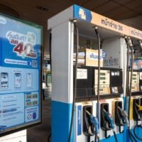 Eine PTT-Tankstelle in Thailand hat eine neue Selbstbedienungstankstelle eingeführt. Kunden können nun über die mobile App Blueplus+ tanken, bestellen und bezahlen und erhalten dabei einen Sofortrabatt von 0,40 Baht pro Liter. Die Initiative von PTT Oil and Retail Business Plc (OR) zielt darauf ab, den Tankstellenservice zu modernisieren und den Komfort für Autofahrer zu erhöhen.