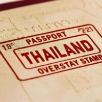 Die Einwanderungsbehörden in Chiang Mai haben einen britischen Staatsbürger wegen Überschreitung der Visumsdauer festgenommen. Oberst Phitthakphong Charoenkul von der Einwanderungsbehörde Chiang Mai erklärte, sein Team gehe aktiv gegen Ausländer vor, die gegen Einwanderungsgesetze verstoßen. Die Festnahme erfolgte am 28. April 2026 in der Samlan Road im Unterbezirk Phra Sing, Bezirk Mueang, nach einem Hinweis aus der Bevölkerung auf einen illegalen Ausländer.