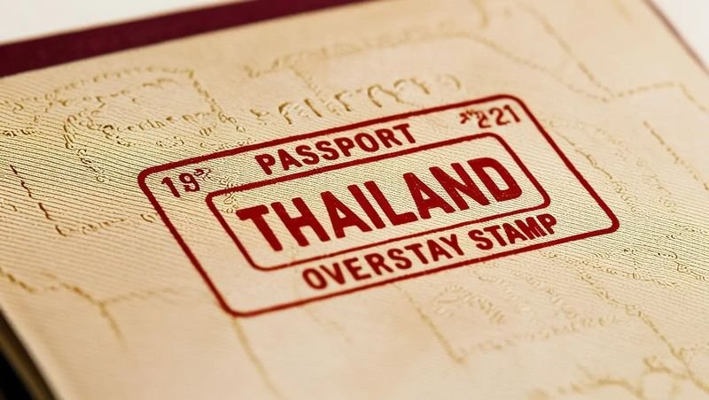 Die Einwanderungsbehörden in Chiang Mai haben einen britischen Staatsbürger wegen Überschreitung der Visumsdauer festgenommen. Oberst Phitthakphong Charoenkul von der Einwanderungsbehörde Chiang Mai erklärte, sein Team gehe aktiv gegen Ausländer vor, die gegen Einwanderungsgesetze verstoßen. Die Festnahme erfolgte am 28. April 2026 in der Samlan Road im Unterbezirk Phra Sing, Bezirk Mueang, nach einem Hinweis aus der Bevölkerung auf einen illegalen Ausländer.