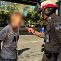 Ein Mann wurde am 13. April während der Songkran-Feierlichkeiten im Bangkoker Stadtteil Silom festgenommen, nachdem er mutmaßlich eine Frau sexuell belästigt hatte. Der Vorfall ereignete sich gegen 16:30 Uhr auf der Rama IV Road in der Nähe einer Apotheke. Das Opfer rief um Hilfe, woraufhin Polizisten und Passanten eingriffen. Der Verdächtige, von den Behörden lediglich als Herr May, etwa 40 Jahre alt, identifiziert, wurde noch am Tatort festgenommen .