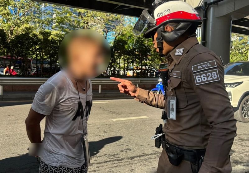 Ein Mann wurde am 13. April während der Songkran-Feierlichkeiten im Bangkoker Stadtteil Silom festgenommen, nachdem er mutmaßlich eine Frau sexuell belästigt hatte. Der Vorfall ereignete sich gegen 16:30 Uhr auf der Rama IV Road in der Nähe einer Apotheke. Das Opfer rief um Hilfe, woraufhin Polizisten und Passanten eingriffen. Der Verdächtige, von den Behörden lediglich als Herr May, etwa 40 Jahre alt, identifiziert, wurde noch am Tatort festgenommen .