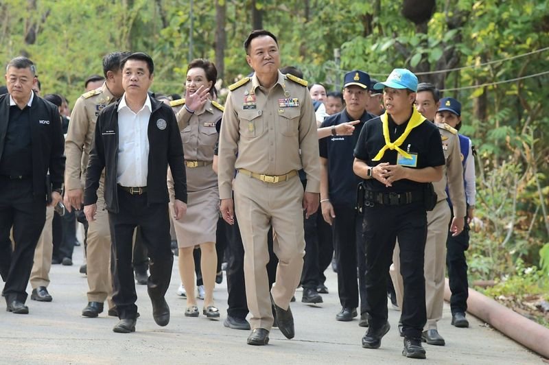 Bei einem Besuch in Chiang Mai, um sich ein Bild von den Waldbränden und dem Smog im Norden zu machen, sagte er, die aktuellen Bemühungen reichten nicht aus, da die Krise weiterhin schwerwiegend sei.