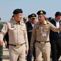 Premierminister und Innenminister Anutin Charnvirakul hat grundsätzlich einem Grenzzaunprojekt in Narathiwat zugestimmt, das Schmuggel, illegale Grenzübertritte und Unruhen eindämmen soll und aus dem Zentralhaushalt finanziert werden soll. Herr Anutin sagte am Samstag, der Plan umfasse die Bezirke Tak Bai und Waeng im äußersten Süden und diene der Verbesserung der Sicherheit entlang der südlichen Grenze.