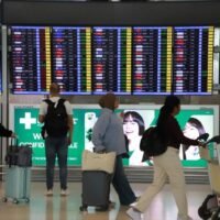 Der thailändische Reisebüroverband (TTAA) lehnt den Plan der Regierung, eine Ausreisesteuer von 1.000 Baht für thailändische Reisende zu erheben, entschieden ab und warnt davor, dass dies den Tourismus in beide Richtungen behindern und der Wirtschaft in einer Krise der Lebenshaltungskosten schaden werde.