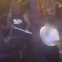 Ein Restaurantangestellter hat Anzeige erstattet, nachdem er bei einer Auseinandersetzung mit ausländischen Touristen auf der Walking Street in Süd-Pattaya verletzt worden war. Der 41-jährige Angestellte, der nur als Meji identifiziert wurde, übergab den Ermittlern Aufnahmen einer Überwachungskamera als Beweismittel. Die Polizei teilte mit, dass sie das Material prüfe und weitere rechtliche Schritte einleiten werde.
