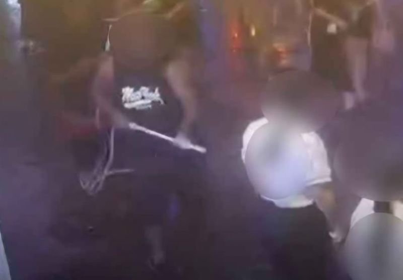 Ein Restaurantangestellter hat Anzeige erstattet, nachdem er bei einer Auseinandersetzung mit ausländischen Touristen auf der Walking Street in Süd-Pattaya verletzt worden war. Der 41-jährige Angestellte, der nur als Meji identifiziert wurde, übergab den Ermittlern Aufnahmen einer Überwachungskamera als Beweismittel. Die Polizei teilte mit, dass sie das Material prüfe und weitere rechtliche Schritte einleiten werde.