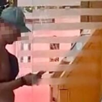 Ein russischer Staatsbürger wurde in Phuket festgenommen, weil er Gelder abgehoben hatte, die mit einem Callcenter-Betrug in Verbindung stehen. Die Polizei der Provinz Phuket nahm den 41-jährigen Anton Kurchenko am 20. April fest, nachdem er beim Abheben von Bargeld an einem Geldautomaten vor einem Supermarkt in Chalong beobachtet worden war.