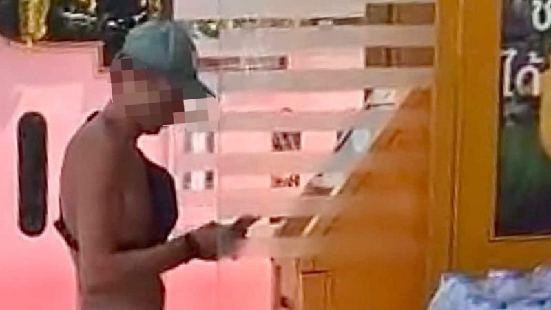 Ein russischer Staatsbürger wurde in Phuket festgenommen, weil er Gelder abgehoben hatte, die mit einem Callcenter-Betrug in Verbindung stehen. Die Polizei der Provinz Phuket nahm den 41-jährigen Anton Kurchenko am 20. April fest, nachdem er beim Abheben von Bargeld an einem Geldautomaten vor einem Supermarkt in Chalong beobachtet worden war.