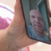 Ein 37-jähriger Mann aus Edinburgh muss in Thailand mit bis zu drei Jahren Haft rechnen, nachdem er beschuldigt wurde, während einer Rucksackreise ein Mobiltelefon gestohlen zu haben. Rory McColl wurde kurz nach seiner Ankunft am 9. März in Bangkok festgenommen und konnte das Land seitdem nicht verlassen. Er wartet derzeit auf seine Gerichtsverhandlung am 28. April.