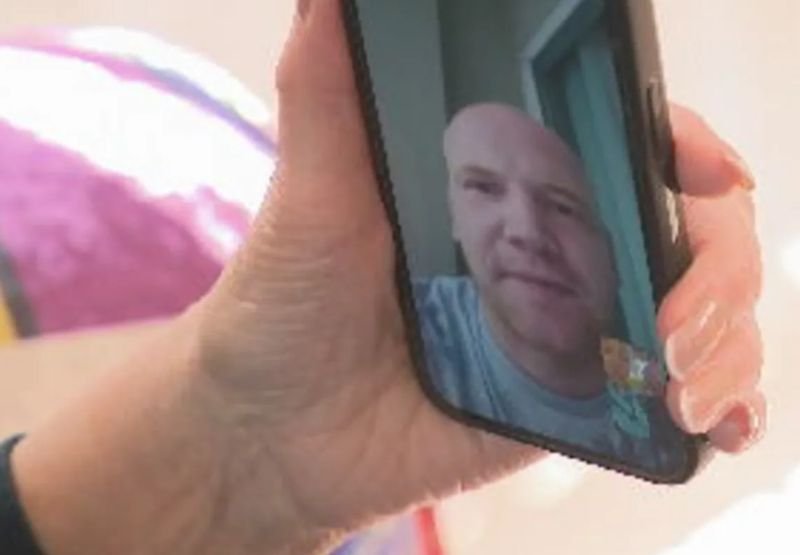 Ein 37-jähriger Mann aus Edinburgh muss in Thailand mit bis zu drei Jahren Haft rechnen, nachdem er beschuldigt wurde, während einer Rucksackreise ein Mobiltelefon gestohlen zu haben. Rory McColl wurde kurz nach seiner Ankunft am 9. März in Bangkok festgenommen und konnte das Land seitdem nicht verlassen. Er wartet derzeit auf seine Gerichtsverhandlung am 28. April.