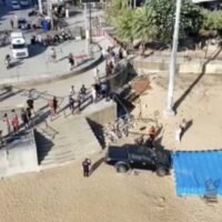 Ein 83-jähriger Schwede verlor am 12. April 2026 die Kontrolle über seinen Pickup und durchbrach eine Absperrung an einem Aussichtspunkt am Strand von Jomtien (Pratumnak Soi 5) in Chon Buri. Dabei wurde ein ausländischer Tourist verletzt und geparkte Motorräder beschädigt. Das Fahrzeug beschleunigte plötzlich, rammte zwei Motorräder und stürzte in den darunterliegenden Strandbereich. Trümmerteile, darunter Metallgeländer und Fahrzeugteile, lagen über die Unfallstelle verstreut.