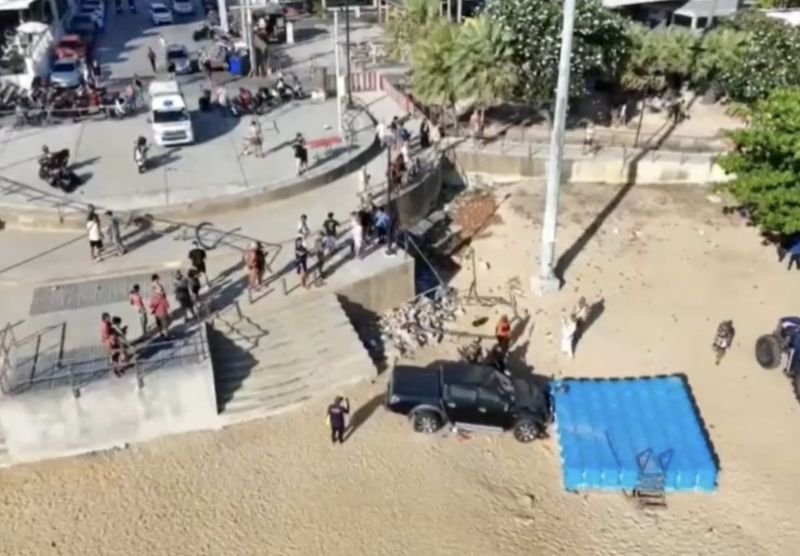 Ein 83-jähriger Schwede verlor am 12. April 2026 die Kontrolle über seinen Pickup und durchbrach eine Absperrung an einem Aussichtspunkt am Strand von Jomtien (Pratumnak Soi 5) in Chon Buri. Dabei wurde ein ausländischer Tourist verletzt und geparkte Motorräder beschädigt. Das Fahrzeug beschleunigte plötzlich, rammte zwei Motorräder und stürzte in den darunterliegenden Strandbereich. Trümmerteile, darunter Metallgeländer und Fahrzeugteile, lagen über die Unfallstelle verstreut.