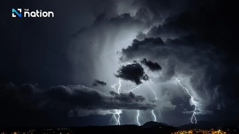 Das Katastrophenschutzministerium (DDPM) warnte 56 Provinzen in den nördlichen, nordöstlichen und zentralen Regionen sowie Bangkok davor, sich auf Gewitter, starke Winde, Hagel und mögliche Blitzeinschläge zwischen dem 23. und 25. April vorzubereiten.