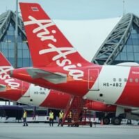 Thai AirAsia und Thai AirAsia X setzen im Sommerflugplan 2026 ausgewählte Inlands- und Auslandsstrecken aus, da die steigenden Kerosinpreise den Flugbetrieb beeinträchtigen. Die Aussetzungen betreffen mehrere Verbindungen zwischen April und Oktober 2026. Passagiere werden informiert und erhalten die Möglichkeit, ihre Flüge umzubuchen oder eine Gutschrift zu erhalten