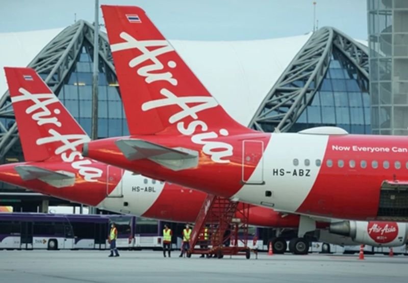 Thai AirAsia und Thai AirAsia X setzen im Sommerflugplan 2026 ausgewählte Inlands- und Auslandsstrecken aus, da die steigenden Kerosinpreise den Flugbetrieb beeinträchtigen. Die Aussetzungen betreffen mehrere Verbindungen zwischen April und Oktober 2026. Passagiere werden informiert und erhalten die Möglichkeit, ihre Flüge umzubuchen oder eine Gutschrift zu erhalten
