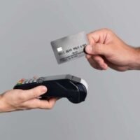 Die thailändischen Einwanderungsbehörden warnen vor einem starken Anstieg von Kreditkartendiebstählen an Bord von Kurzstreckenflügen ins Ausland. Mit über 80 gemeldeten Fällen und einem Schaden von über 8 Millionen Baht betont das Einwanderungsbüro, dass diese Vorfälle hauptsächlich auf Flügen unter drei Stunden Dauer auftreten. Es werden umgehend Maßnahmen ergriffen, um diese Diebstähle einzudämmen und die Möglichkeiten für solche Straftaten zu verringern.