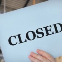 In Thailand stieg die Zahl der Fabrikschließungen in den ersten Monaten des Jahres 2026 um 58 Prozent. Branchenvertreter warnten, dass steigende Energiekosten, Engpässe in den Lieferketten und eine schwache Nachfrage die Wirtschaft in Richtung Stagflation treiben könnten. Der Verband der thailändischen Industrie (FTI) erklärte, der Sektor stehe unter zunehmendem Druck, Produktion und Handel befänden sich in einer fragilen Lage.